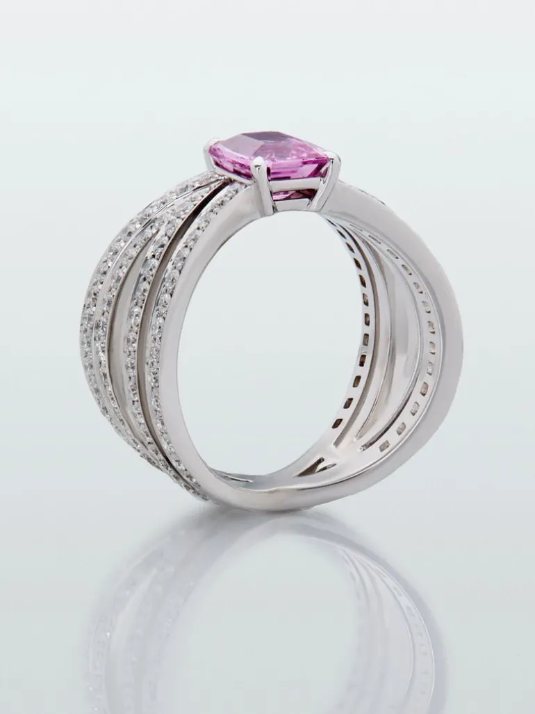 Anillo multibrazo de oro blanco de 18K con zafiro rosa en talla octogonal de 1,62 cts y diamantes en talla brillante con un total de 1,11 cts