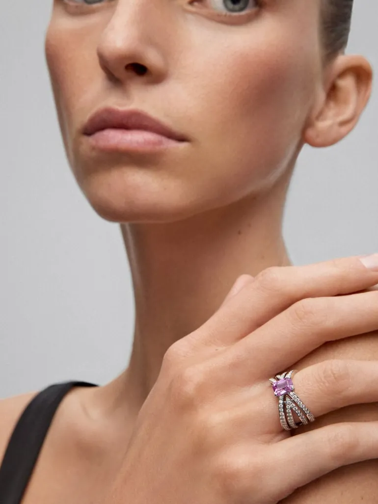 Anillo multibrazo de oro blanco de 18K con zafiro rosa en talla octogonal de 1,62 cts y diamantes en talla brillante con un total de 1,11 cts