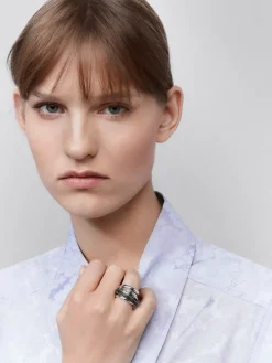 Anillo multibrazo de plata con 57 espinelas negras en talla brillante con un total de 0,71 cts