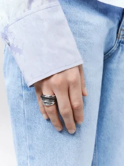 Anillo multibrazo de plata con 57 espinelas negras en talla brillante con un total de 0,71 cts