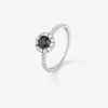 Anillo orla de oro de 18K con diamante negro y diamante blanco