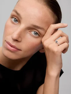 Anillo orla de oro de 18K con diamante negro y diamante blanco