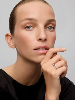 Anillo orla de oro de 18K con diamante negro y diamante blanco