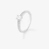Anillo solitario de compromiso de oro blanco de 18K con diamantes