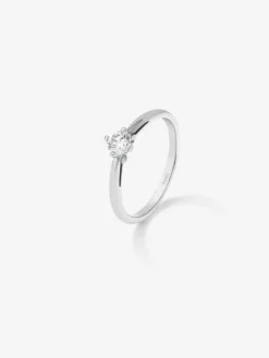 Anillo solitario de compromiso de oro blanco de 18K con diamantes