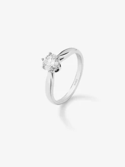 Anillo solitario de compromiso de oro blanco de 18K con diamante central de 0,7 quilates