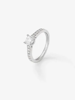 Anillo solitario de compromiso de oro blanco de 18K con diamantes