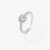 Anillo solitario de compromiso de oro blanco de 18K con orla de diamantes