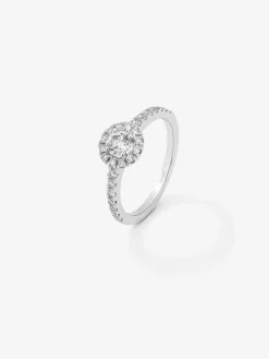 Anillo solitario de compromiso de oro blanco de 18K con orla de diamantes