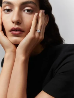Anillo solitario de compromiso de oro blanco de 18K con diamante central de 2 quilates