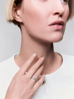 Anillo solitario de compromiso de oro blanco de 18kt con diamante central de 0,40cts