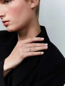 Anillo solitario de compromiso de oro blanco de 18K con diamantes