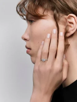 Anillo solitario de compromiso de oro blanco de 18K con orla de diamantes