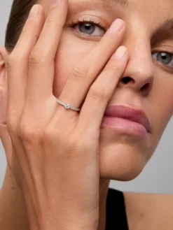 Anillo solitario de compromiso de oro blanco de 18K con diamantes