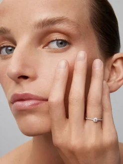 Anillo solitario de compromiso de oro blanco de 18K con diamantes