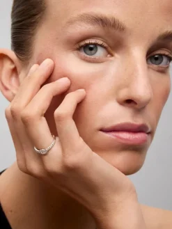 Anillo solitario de compromiso de oro blanco de 18K con orla de diamantes