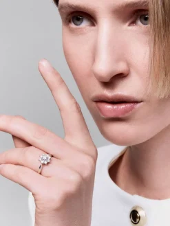 Anillo solitario de compromiso de oro blanco de 18K con diamantes