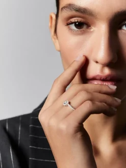 Anillo solitario de compromiso de oro blanco de 18K con diamantes