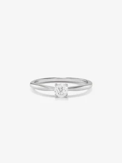 Anillo solitario de compromiso de oro blanco de 18K con orla de diamantes