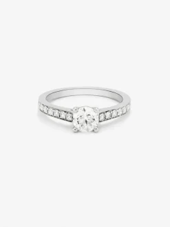 Anillo solitario de compromiso de oro blanco de 18K con diamantes