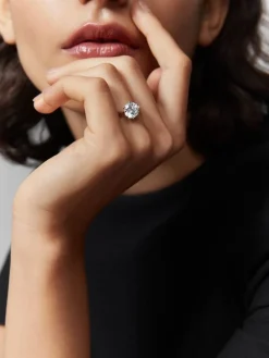 Anillo solitario de compromiso de oro blanco de 18K con diamante central de 2 quilates