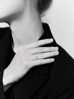 Anillo solitario de compromiso de oro blanco de 18K con diamantes