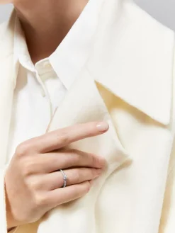 Anillo solitario de compromiso de oro blanco de 18K con diamantes