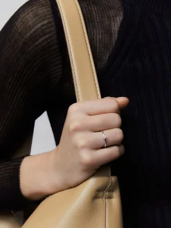 Anillo solitario de compromiso de oro blanco de 18K con orla de diamantes