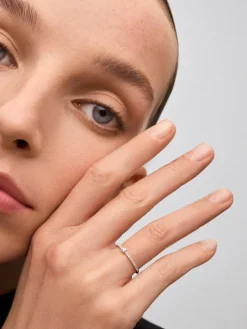 Anillo solitario de compromiso de oro blanco de 18K con diamantes