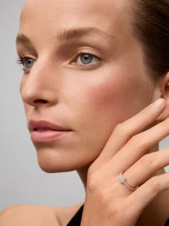 Anillo solitario de compromiso de oro blanco de 18K con orla de diamantes