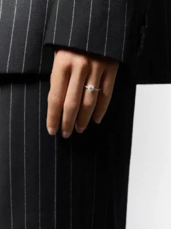 Anillo solitario de compromiso de oro blanco de 18K con diamantes