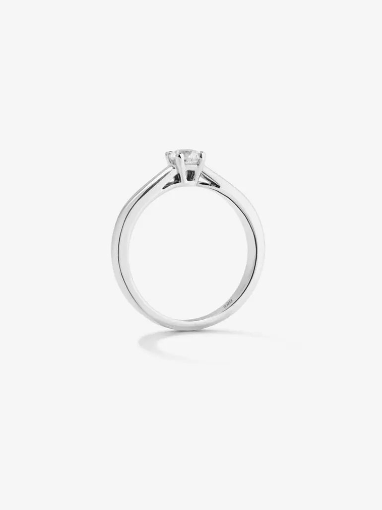 Anillo solitario de compromiso de oro blanco de 18K con diamante