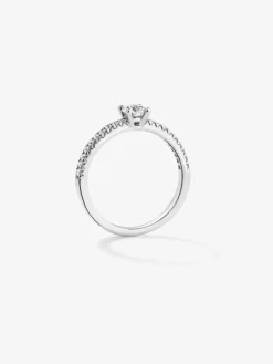 Anillo solitario de compromiso de oro blanco de 18K con diamantes