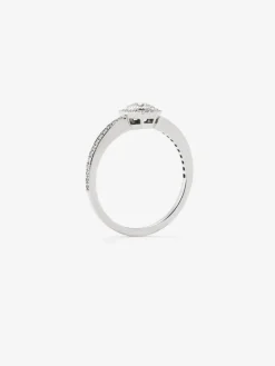 Anillo solitario de compromiso de oro blanco de 18K con orla de diamantes