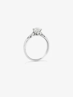 Anillo solitario de compromiso de oro blanco de 18K con diamante central de 0,7 quilates
