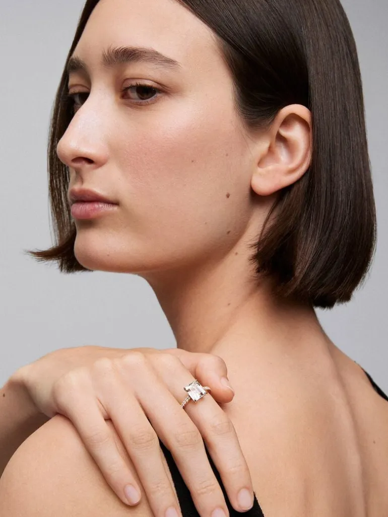 Anillo solitario de oro amarillo de 18K con amatista verde en talla octogonal de 2,96 cts y 18 diamantes en talla brillante con un total de 0,19 cts