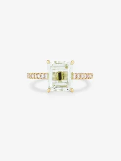 Anillo solitario de oro amarillo de 18K con amatista verde en talla octogonal de 2,96 cts y 18 diamantes en talla brillante con un total de 0,19 cts