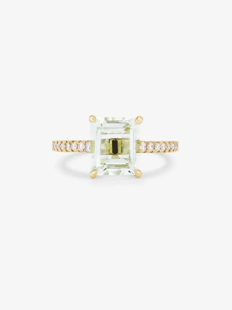 Anillo solitario de oro amarillo de 18K con amatista verde en talla octogonal de 2,96 cts y 18 diamantes en talla brillante con un total de 0,19 cts