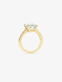 Anillo solitario de oro amarillo de 18K con amatista verde en talla octogonal de 2,96 cts y 18 diamantes en talla brillante con un total de 0,19 cts