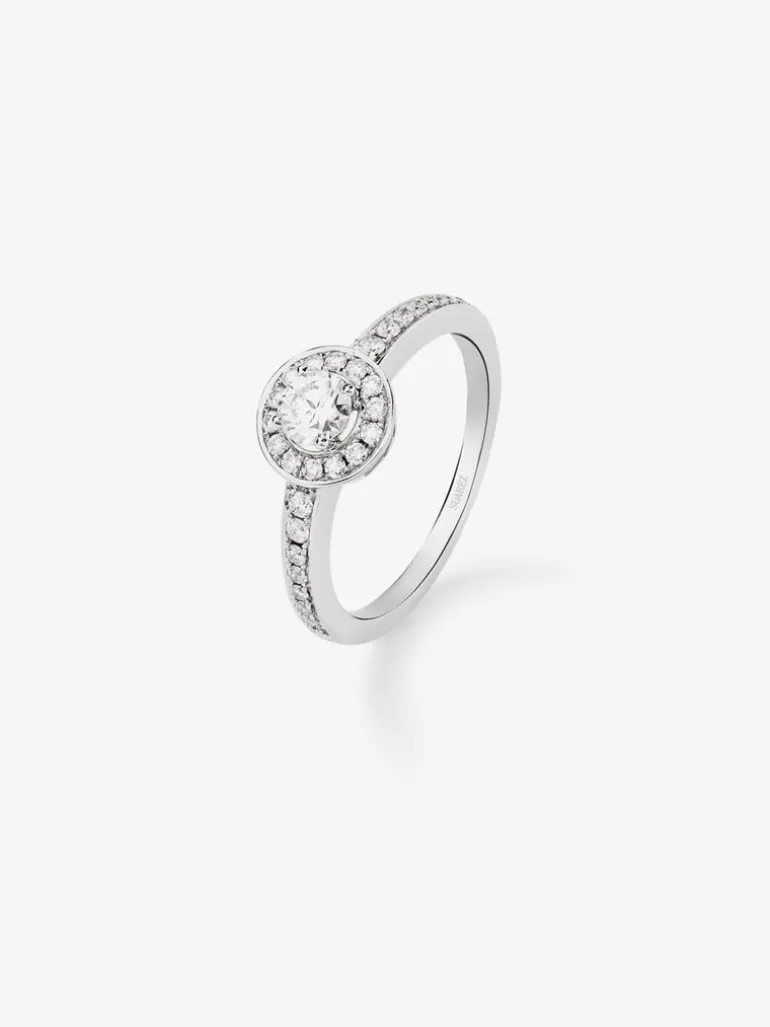 Anillo solitario de oro blanco de 18K con diamante central en talla brillante de 0,15 cts y orla y brazo con 30 diamantes en talla brillante con un total de 0,28 cts