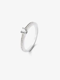 Anillo solitario de oro blanco de 18K con un diamante central en talla brillante de 0,23 cts y brazo de 29 diamantes en talla brillante con un total de 0,12 cts