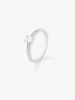 Anillo solitario de oro blanco de 18K con diamante central en talla esmeralda de 0,3 cts y 26 diamantes en talla brillante con un total de 0,13 cts
