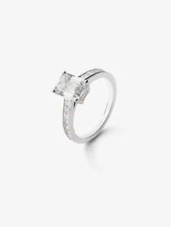 Anillo solitario de oro blanco de 18K con diamantes blancos en talla esmeralda de 2,12 cts y en talla princesa de 0,55 cts