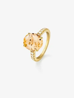 Anillo solitario de oro blanco de 18K con cuarzo citrino en talla oval de 4,4 cts y diamantes en talla brillante de 0,29 cts