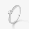 Anillo solitario de oro blanco de 18K con diamante central en talla brillante de 0,20 cts y diamantes en talla brillante con un total de 0,09 cts