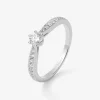 Anillo solitario de oro blanco de 18K con diamante central en talla brillante de 0,25 cts y diamantes en talla brillante con un total de 0,13 cts