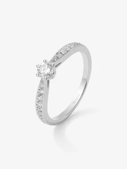 Anillo solitario de oro blanco de 18K con diamante central en talla brillante de 0,25 cts y diamantes en talla brillante con un total de 0,13 cts
