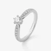 Anillo solitario de oro blanco de 18K con diamante central en talla brillante de 0,40 cts y diamantes en talla brillante con un total de 0,19 cts