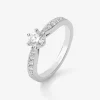 Anillo solitario de oro blanco de 18K con diamante central en talla brillante de 0,50 cts y diamantes en talla brillante con un total de 0,23 cts