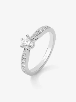 Anillo solitario de oro blanco de 18K con diamante central en talla brillante de 0,50 cts y diamantes en talla brillante con un total de 0,23 cts